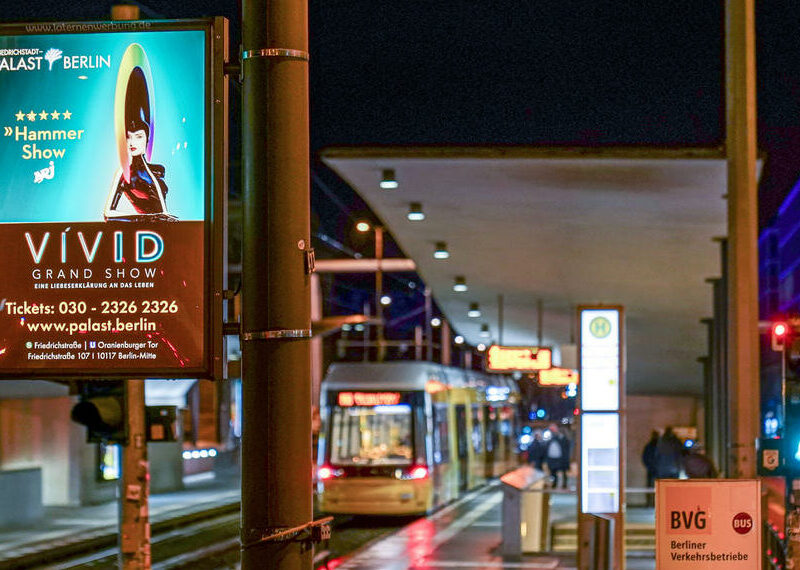 Laternenwerbung Vivid Grand Show