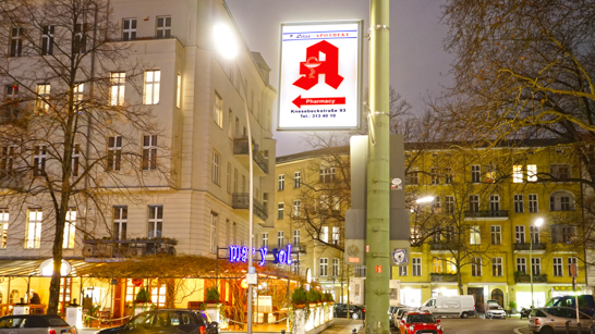 LED-Werberahmen Laternenmastwerbung in Berlin -Apotheke