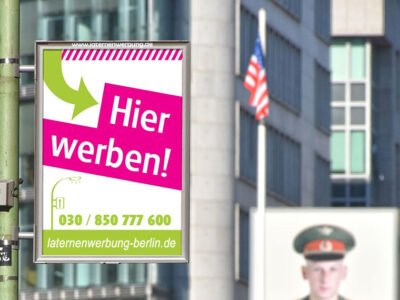 Laternenwerbung in Berlin am Checkpoint Charly
